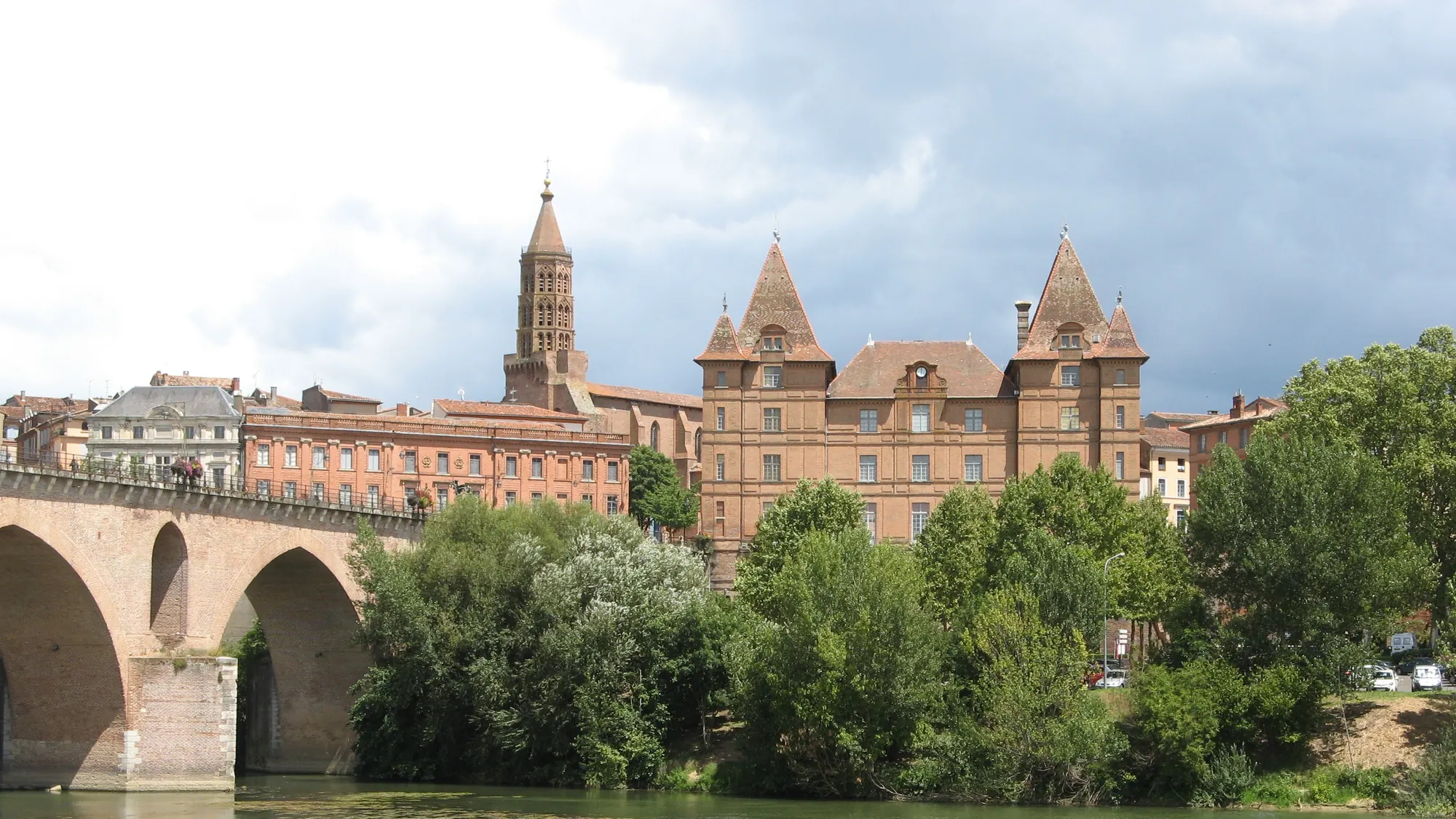 Montauban vue du Tarn : le Pont Vieux, le clocher de Saint-Jacques et le musée Ingres Bourdelle en brique rose